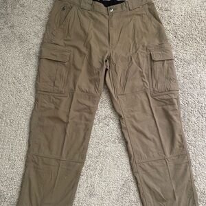 Men’s Duluth trading cargo pants khaki size XL x 34 in great condition